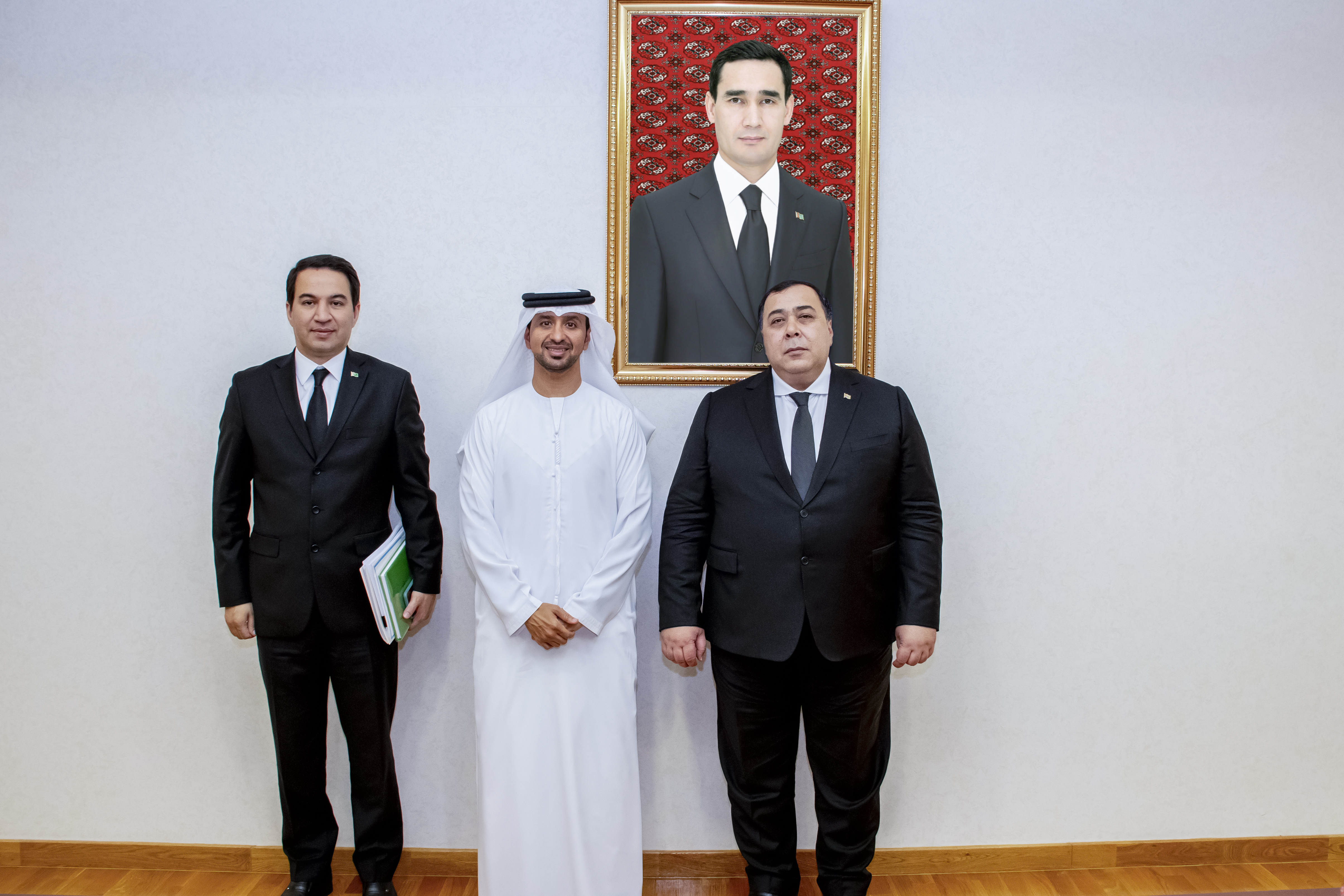 التقى سعادة احمد الهاملي سفير دولة الامارات لدى تركمانستان بسعادة بيردي نياز ماتييف نائب وزير الخارجية التركماني بحضور معالي رحيم جيباروف رئيس البنك الوطني للنشاط الاقتصادي الخارجي في تركمانستان وخلال اللقاء بحث الجانبان ترتيبات زيارة وفد حكومة دولة الامارات العربية المتحدة رفيع المستوى الى تركمانستان برئاسة معالي الدكتور سلطان أحمد الجابر وزير الصناعة والتكنولوجيا المتقدمة بدولة الامارات ورئيس مجلس إدارة شركة أبوظبي لطاقة المستقبل 
