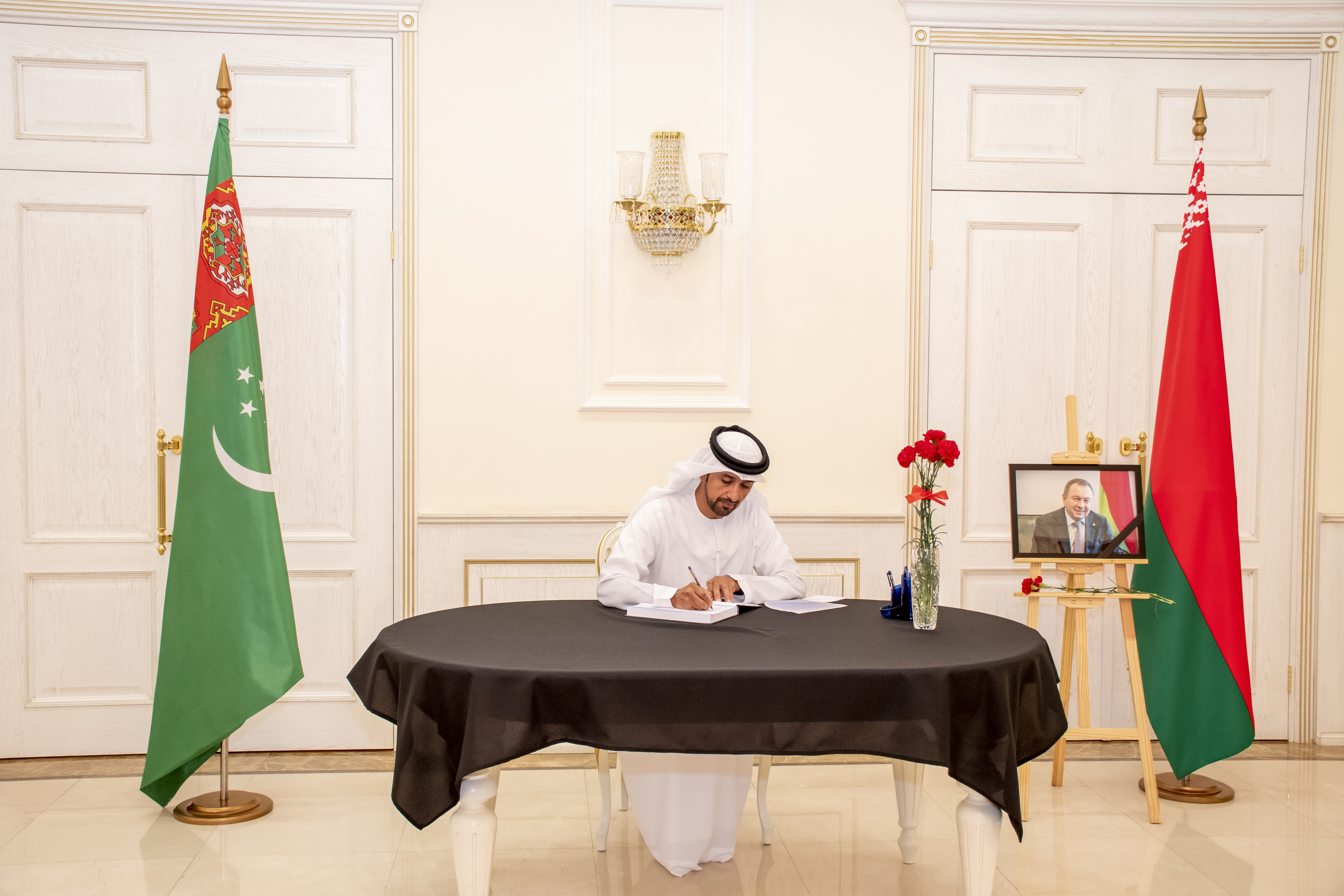 قدم سعادة احمد الهاملي سفير دولة الامارات لدى تركمانستان واجب العزاء لسفارة بيلاروسيا في تركمانستان في وفاة معالي فلاديمير ماكي وزير الخارجية.