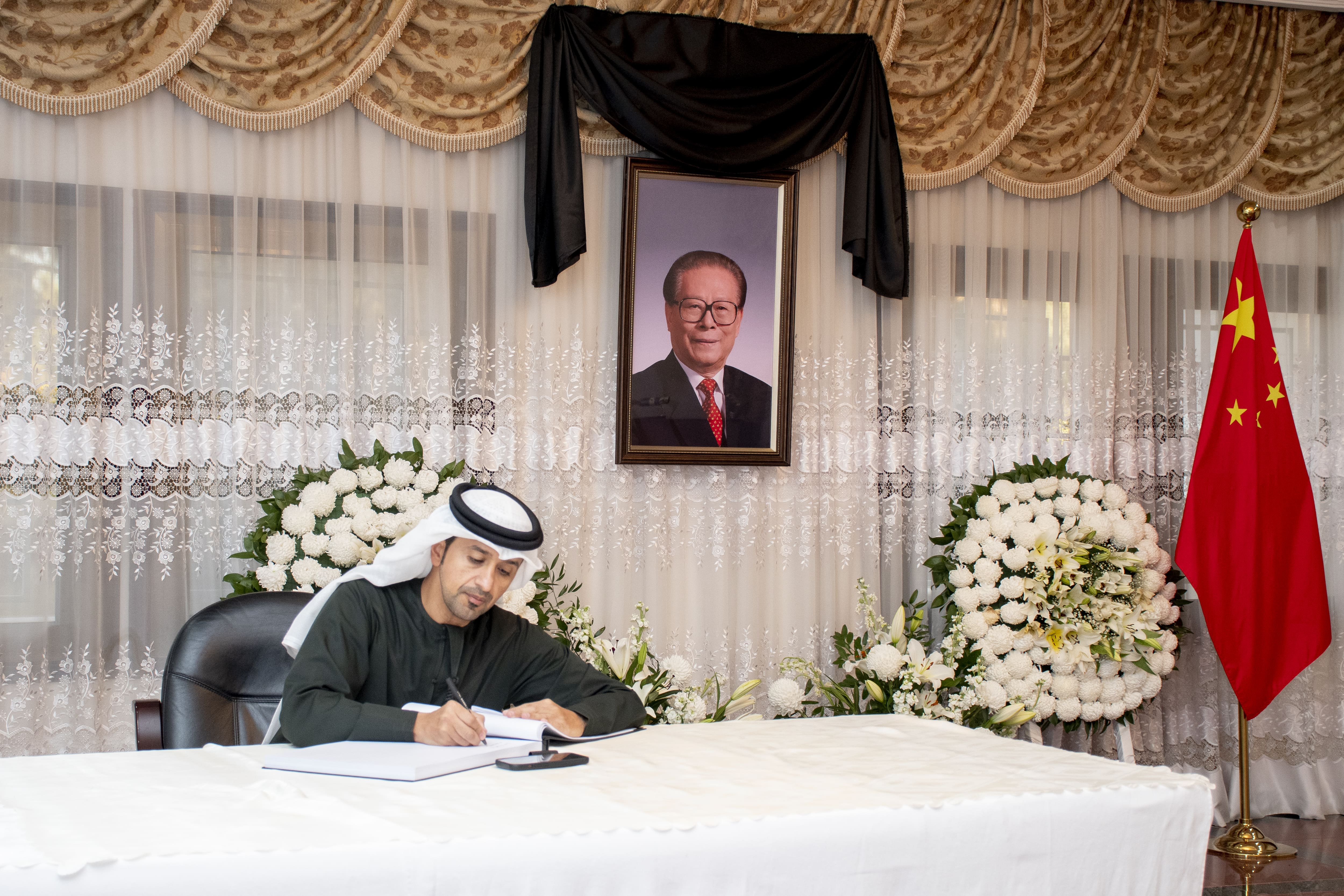 قدم سعادة احمد الحاي الهاملي سفير دولة الامارات لدى تركمانستان واجب العزاء لسفارة الصين في تركمانستان في وفاة معالي جيانغ تسه مين الرئيس السابق لجمهورية الصين الشعبية.