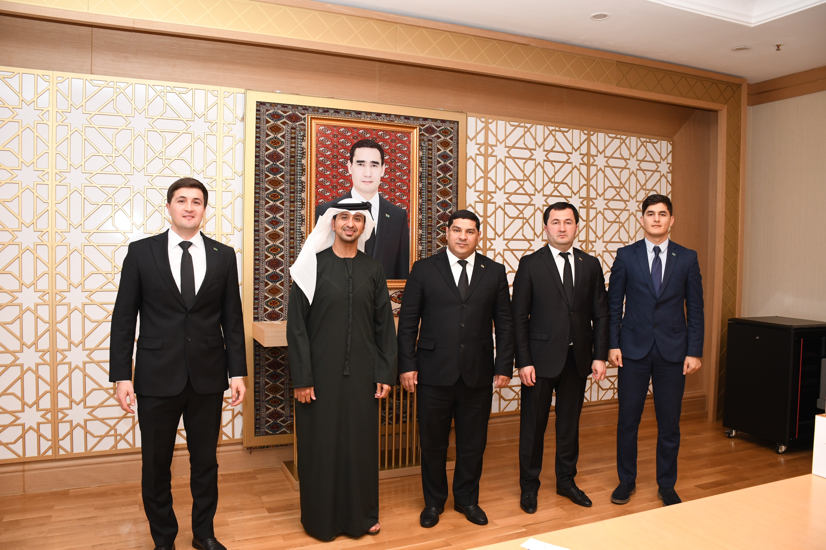 التقى سعادة احمد الحاي الهاملي سفير دولة الامارات لدى تركمانستان مع معالي جول مراد أغا مرادوف رئيس الهيئة الوطنية للرياضة واللياقة البدنية وخلال اللقاء بحث الجانبان سبل تطوير التعاون بين البلدين في مجال الرياضة.
