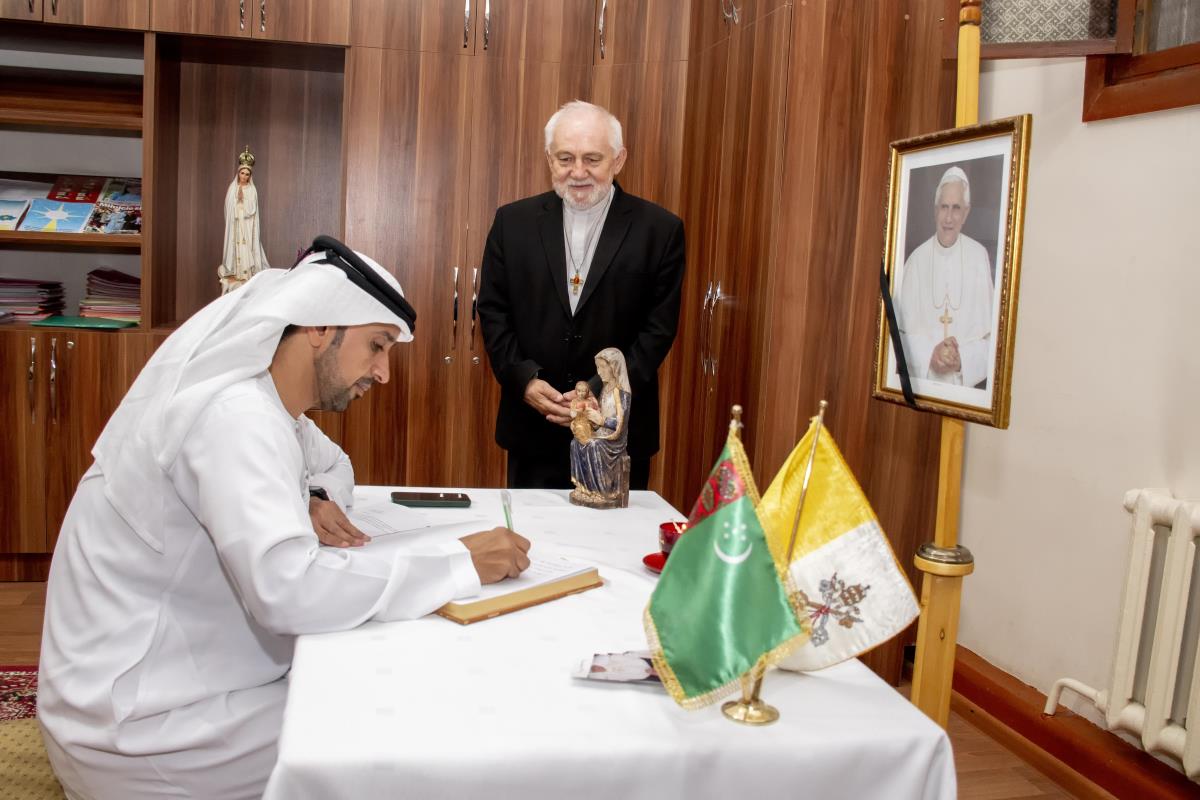 قدم سعادة احمد الحاي الهاملي سفير دولة الامارات لدى تركمانستان واجب العزاء لسفارة دولة الفاتيكان في تركمانستان في وفاة بابا الفاتيكان السابق بنديكتوس السادس عشر.