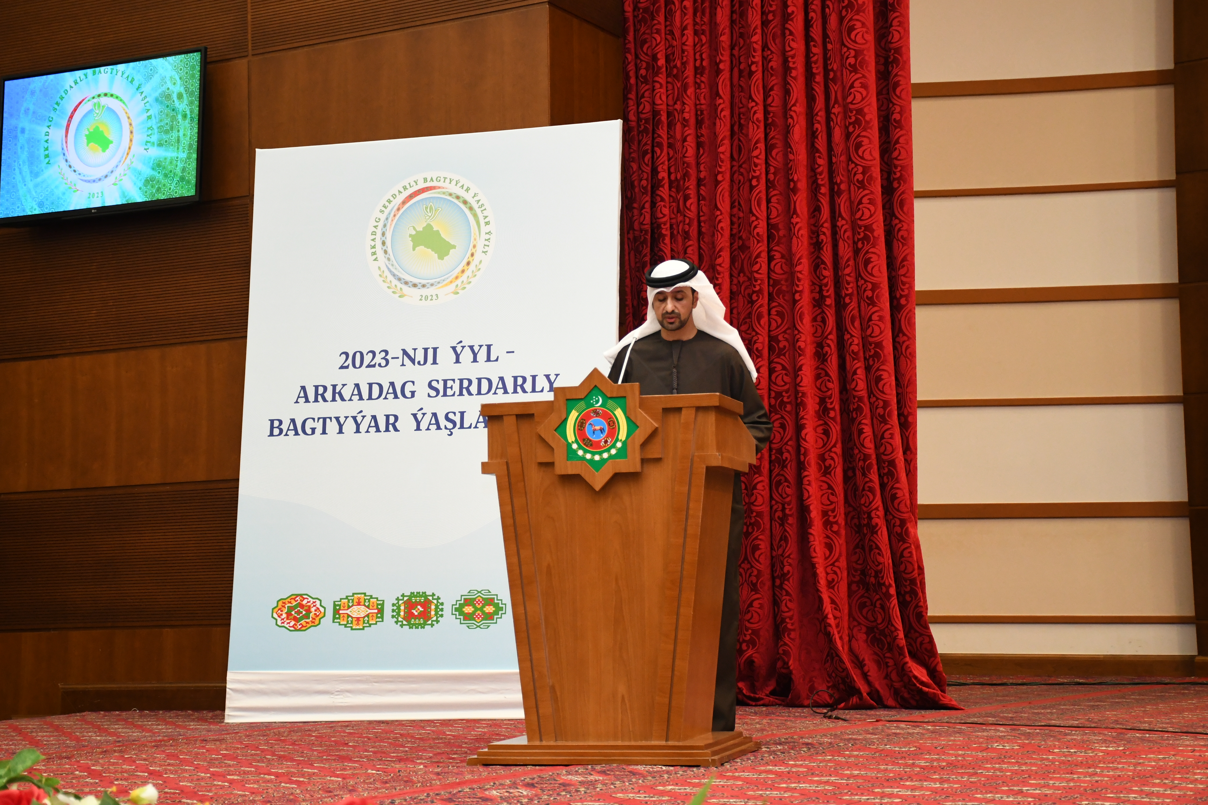 القى سعادة احمد الهاملي سفير دولة الامارات لدى تركمانستان كلمة عن جهود دولة الامارات في مجال تمكين الشباب وذلك بمعهد العلاقات الدولية بوزارة الخارجية التركمانية بحضور معالي رشيد ميردوف نائب رئيس مجلس وزراء تركمانستان وزير الخارجية ومسئولين من الحكومة والسلك الدبلوماسي وطلاب المعهد، وخلال الكلمة اثنى سعادته على جهود تركمانستان في مجال تمكين الشباب.