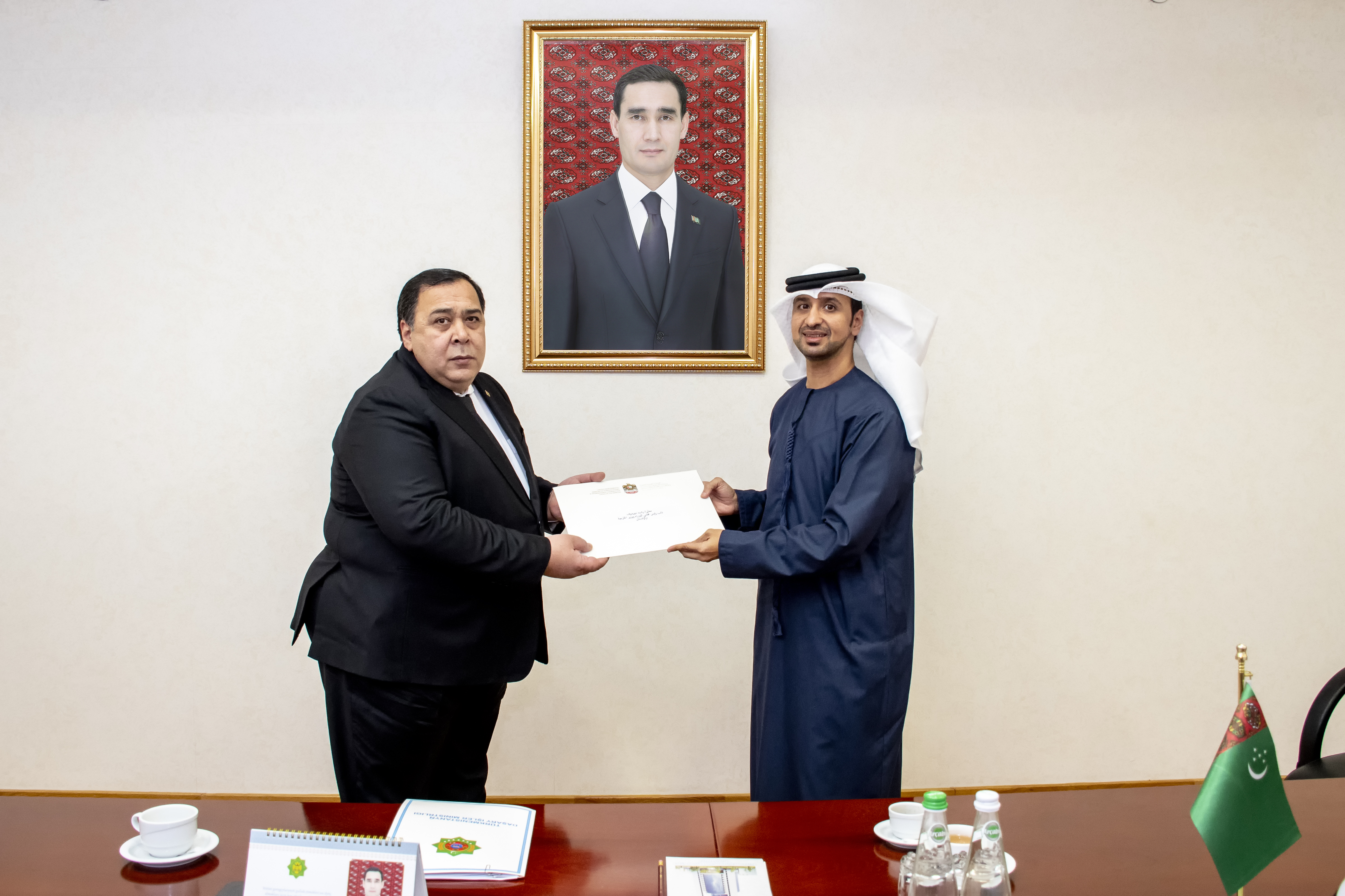 التقى سعادة احمد الهاملي سفير دولة الامارات لدى تركمانستان بسعادة بيردي نياز ماتييف نائب وزير الخارجية التركمانية بمقر الوزارة وخلال اللقاء سلم سعادة السفير لسعادة ماتييف رسالة خطية موجهة من سمو الشيخ عبد الله بن زايد آل نهيان وزير الخارجية الى معالي رشيد ميريدوف وزير الخارجية، كما بحث الجانبان فرص تطوير العلاقات الثنائية بين البلدين.