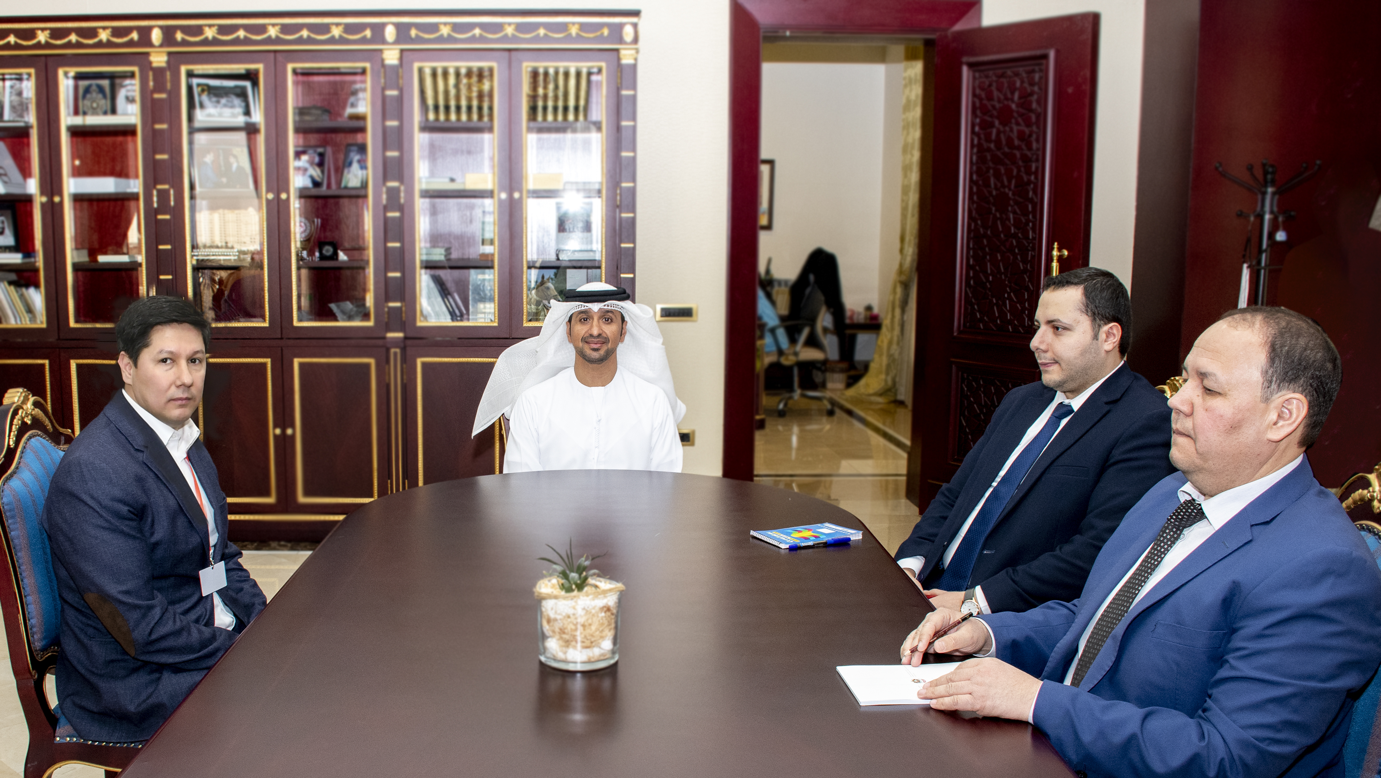 التقى سعادة أحمد الهاملي سفير الدولة لدى تركمانستان سعادة نزار اتاجانوف مدير مؤسسة المنتدى التركماني وذلك بمقر السفارة في عشق اباد وبحث الجانبان سبل تطوير التعاون بين البلدين في القطاعات المختلفة ومن بينها الغاز والنفط.