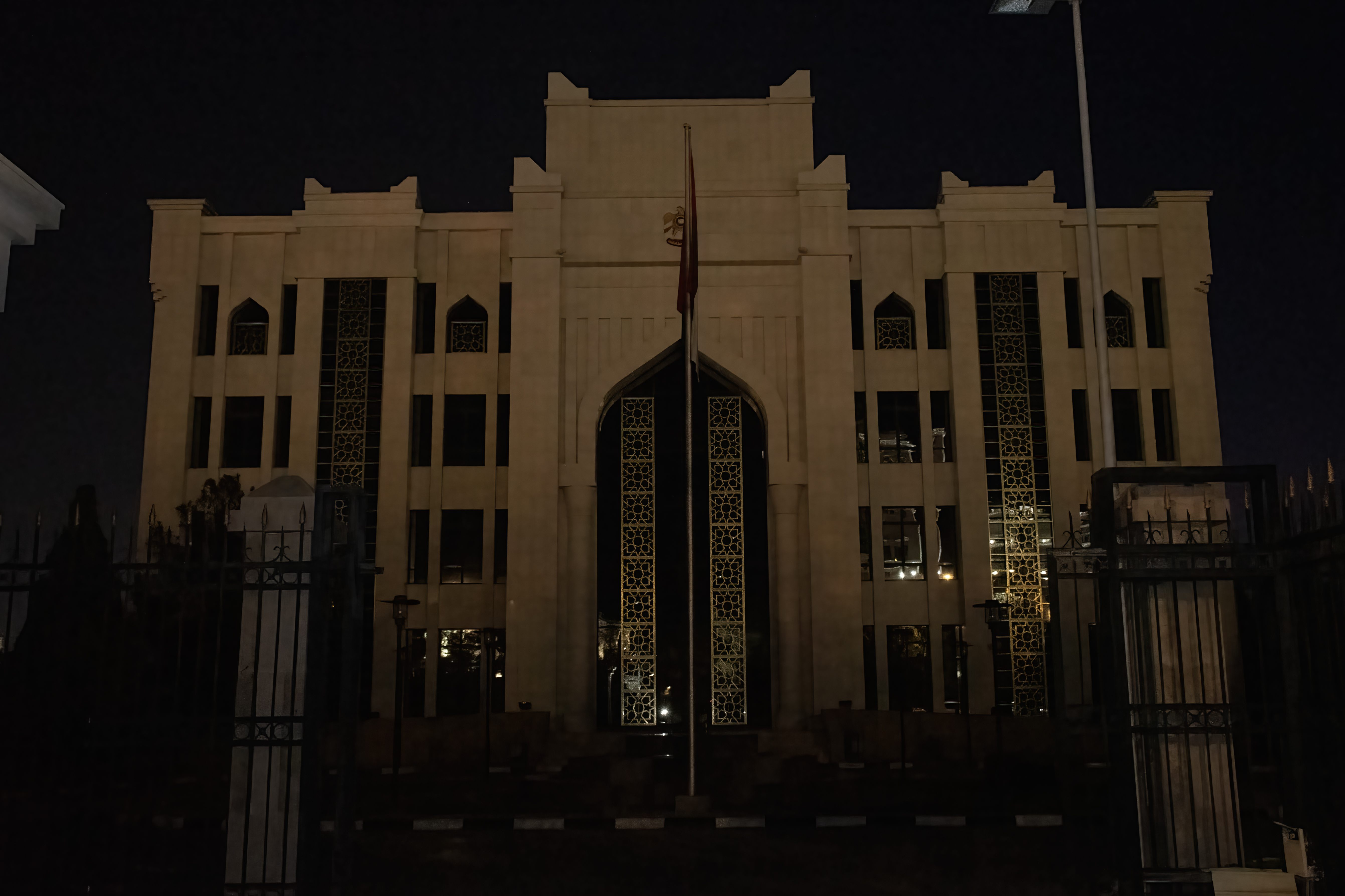 في إطار مشاركة دولة الامارات العربية المتحدة في ساعة الأرض قامت سفارة الدولة في تركمانستان بإطفاء الأضواء بمبنى السفارة لمدة ساعة واحدة وذلك من الساعة 8:30 حتى 9:30 مساء.