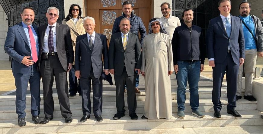 استقبل سعادة أحمد الظاهري قنصل عام دولة الإمارات لدى إقليم كردستان العراق، بمبنى القنصلية العامة، سعادة عبد الله القاضي، المدير التنفيذي لشركة دانه غاز الإماراتية العاملة في قطاعي النفط والغاز بإقليم كردستان والوفد المرافق له. وجرى خلال اللقاء التأكيد على أهمية تجربة شركة دانه غاز باعتبارها إحدى الشركات الإماراتية الرائدة في قطاع الاستثمارات الاجنبية في إقليم كردستان.