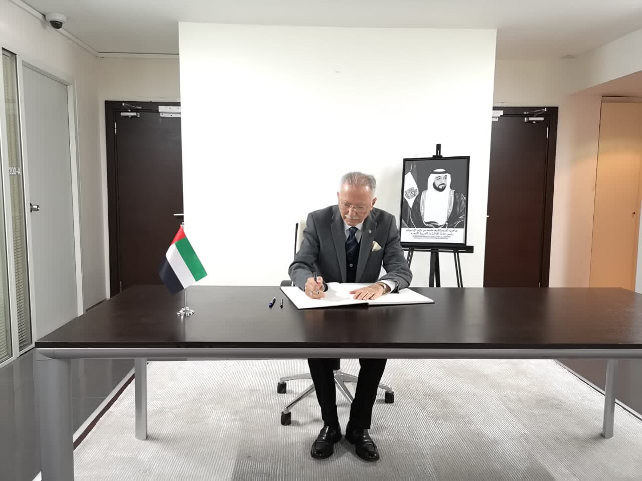 قدم سعادة / أكمل الدين إحسان أوغلو، الأمين العام الأسبق لمنظمة التعاون الاسلامي ، واجب العزاء في وفاة المغفورله بإذن الله تعالى الشيخ  خليفة بن زايد آل نهيان 