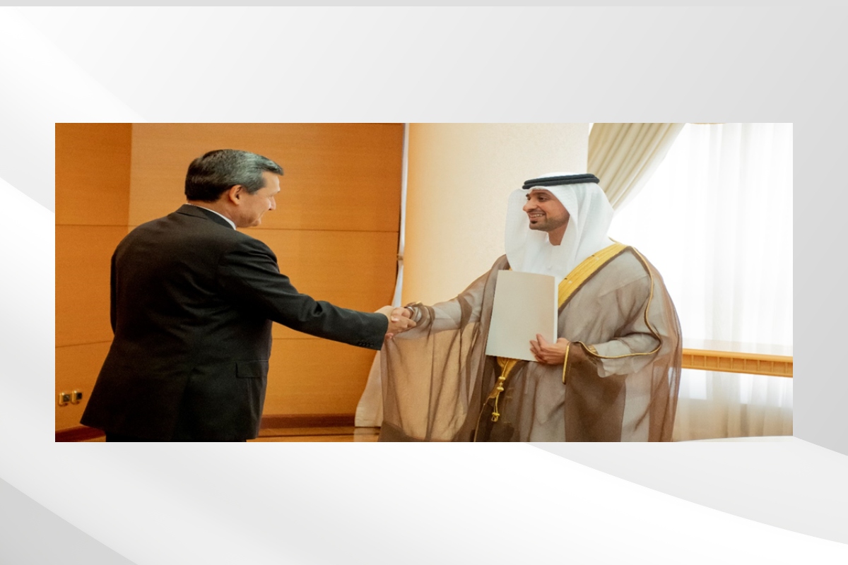 سعادة السفير/ أحمد الحاي الهاملى سفير دولة الإمارات العربية المتحدة لدى تركمانستان يقوم بتسليم نسخة من أوراق اعتماده إلى  معالى/ رشيد ميريدوف  نائب رئيس مجلس الوزراء وزير الخارجية