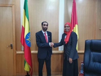His Excellency Eng. Aisha Muhammad Musa, Minister of National Defense in the Federal Democratic Republic of Ethiopia, received H.E Mohamed Salem Al Rashdi, the UAE ambassador to Ethiopia, on Thursday, February 21, 2019 at the headquarters of the Ministry of Defense in the Ethiopian capital, Addis Ababa.
During the meeting, issues of common concern were discussed between the United Arab Emirates and the Republic of Ethiopia, and issues related to the areas of defense and military cooperation.
The Minister of Defense praised the depth of the Ethiopian-Emirati relations, and the need to work to strengthen them to a better level.
For his part, H.E the ambassador stated the UAE’s keenness to cooperate and strengthen ties in various fields with the Federal Democratic Republic of Ethiopia.
