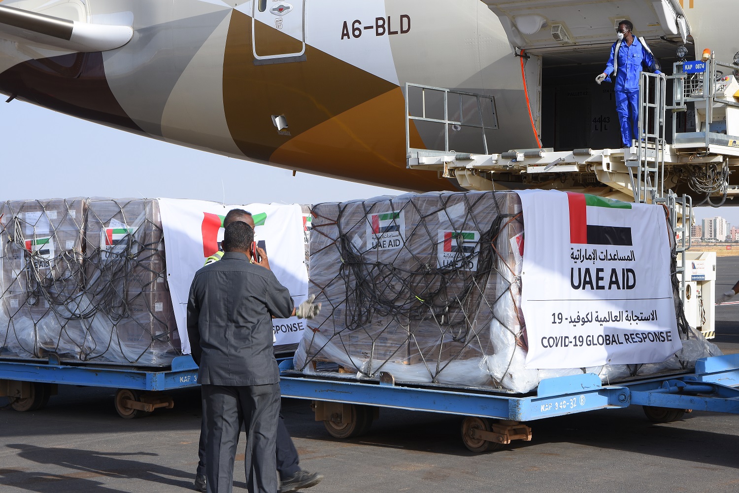 The United Arab Emirates today sent an aid plane containing 11 metric tons of medical supplies to Sudan to bolster the country’s efforts to curb the spread of COVID-19.
The aid will assist approximately 11,000 medical professionals as they work to contain the virus.
Commenting on the aid delivery, Hamad Mohammed Humaid Al Jneibi, UAE Ambassador to Sudan, stated: 