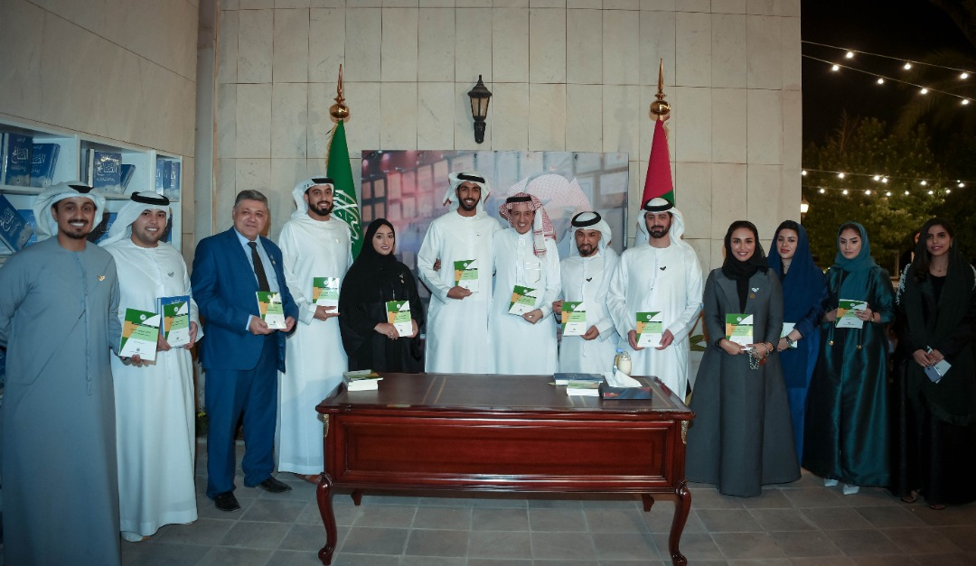 الرياض، المملكة العربية السعودية (2 مارس) – وقّع سعادة سفير سعادة تركي بن عبد الله الدخيل، سفير المملكة العربية السعودية لدى دولة الإمارات العربية المتحدة، وبحضور أخيه سعادة الشيخ شخبوط بن نهيان، سفير الإمارات العربية المتحدة في المملكة العربية السعودية، كتابه الجديد حول العلاقات بين البلدين وركائز تحالفهما، بحضور عدد من كبار الشخصيات السياسية والدبلوماسية والإعلامية، في حفل نظمته سفارة الإمارات العربية المتحدة في الرياض.