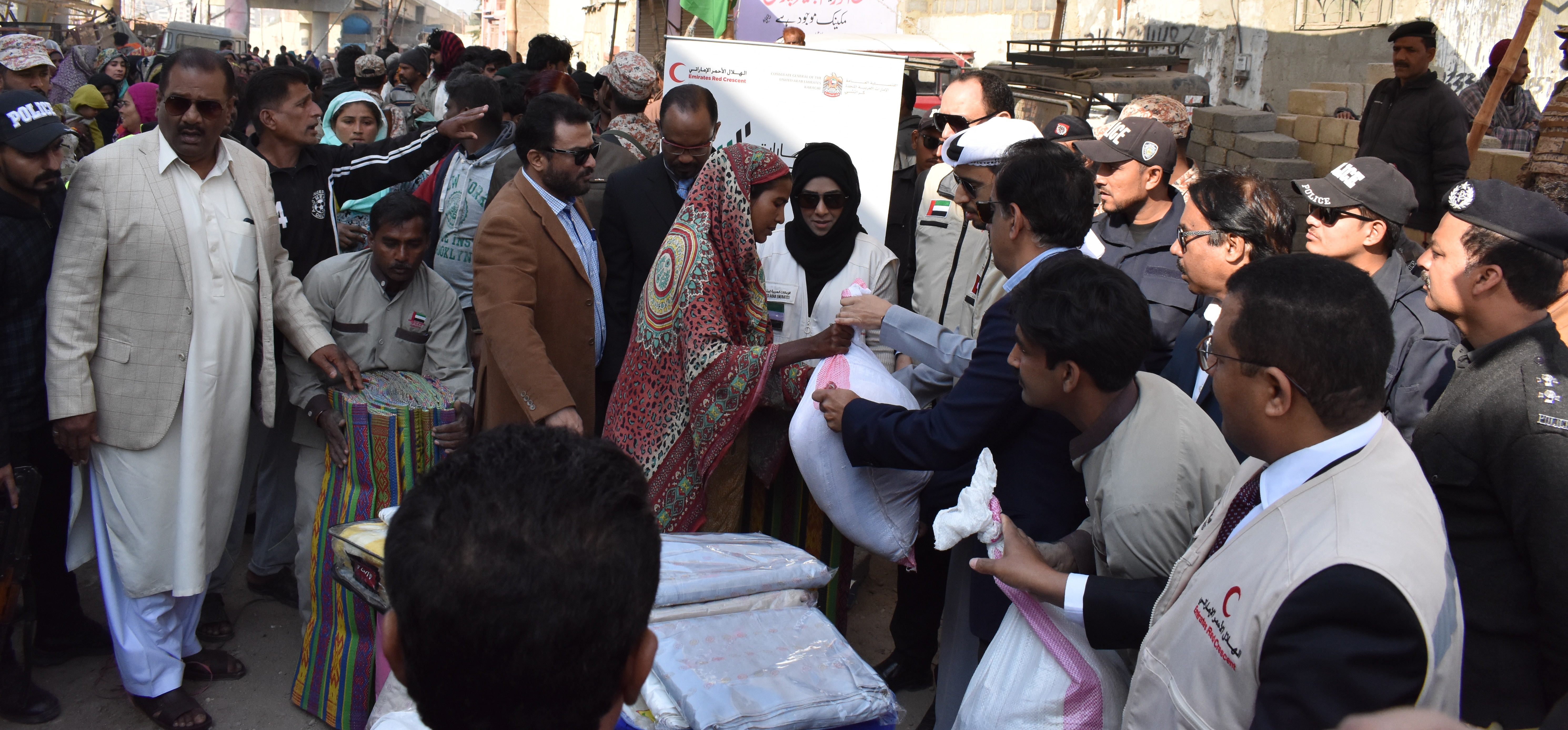 ہلال احمر اماراتی نے کراچی کے علاقہ تین ہٹی میں لگنے والی آگ سے متاثر ہونے والے افراد کو فوری امداد فراہم کی