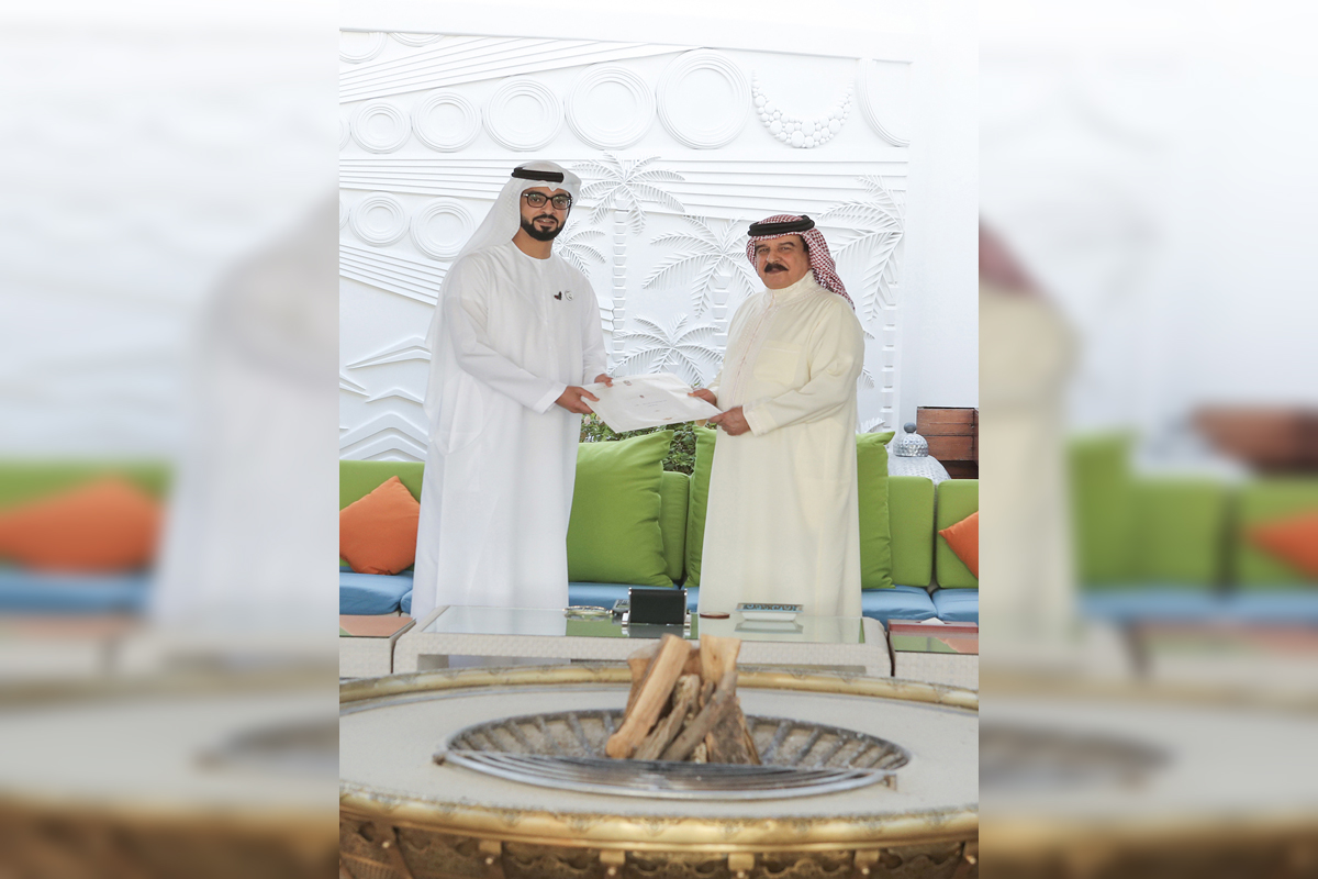 تسلم حضرة صاحب الجلالة الملك حمد بن عيسى آل خليفة ملك مملكة البحرين رسالة خطية من أخيه صاحب السمو الشيخ محمد بن زايد آل نهيان ولي عهد أبوظبي نائب القائد الأعلى للقوات المسلحة بدولة الإمارات العربية المتحدة الشقيقة، تتضمن دعوة جلالته لحضور بدء العمليات التشغيلية في المحطة الأولى من محطات (براكة) للطاقة النووية السلمية.