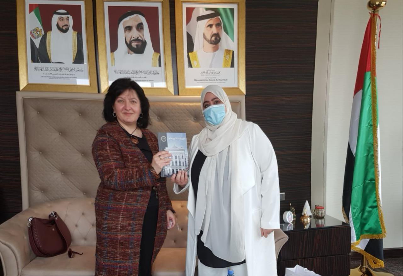 التقى القائم بأعمال سفارة دولة الإمارات العربية المتحدة في تبليسي السيدة/ منيرة المرزوقي مع عضو هيئة التدريس بجامعة ولاية تبليسي السيدة/ دارجان جاردافادزه