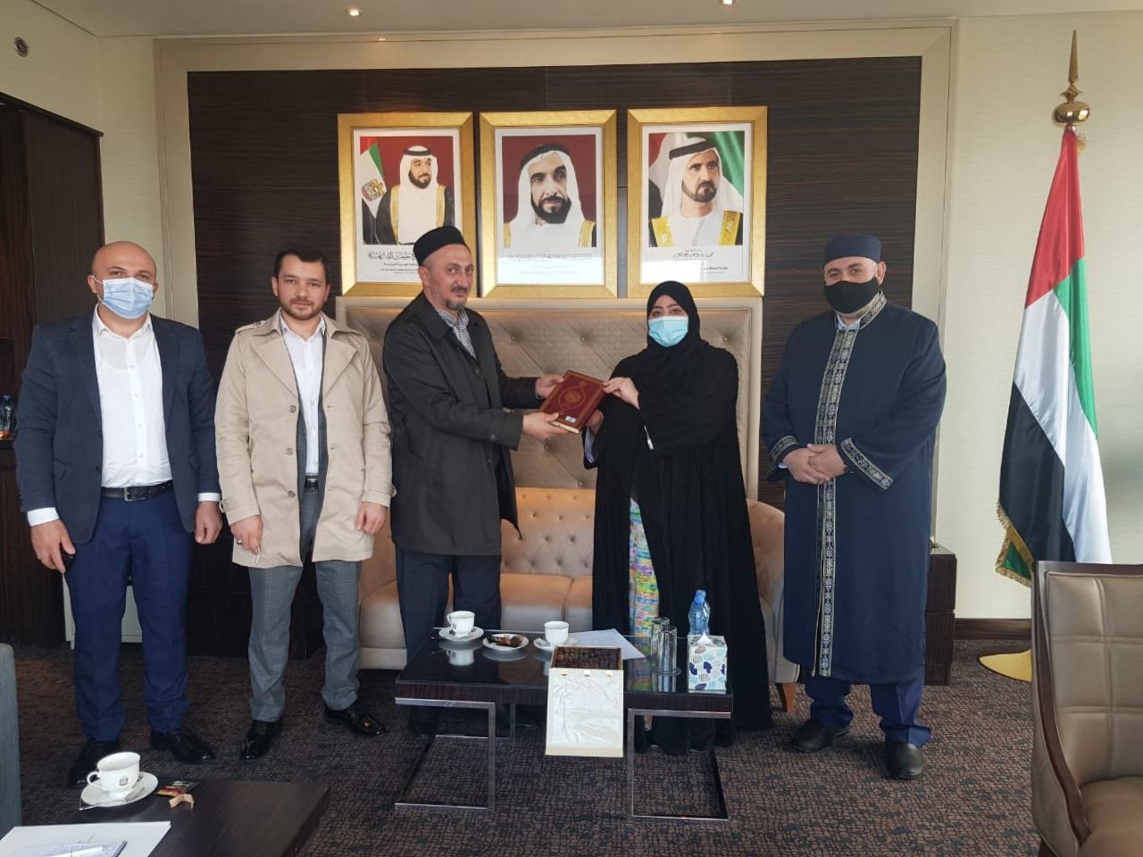 التقى القائم بالأعمال في سفارة دولة الإمارات العربية المتحدة في جورجيا، السيدة/ منيرة المرزوقي، مع قادة الإدارة الدينية لجميع مسلمي جورجيا، السيد/ إيتيبار إمينوف والسيد/ آدم شانتادزي