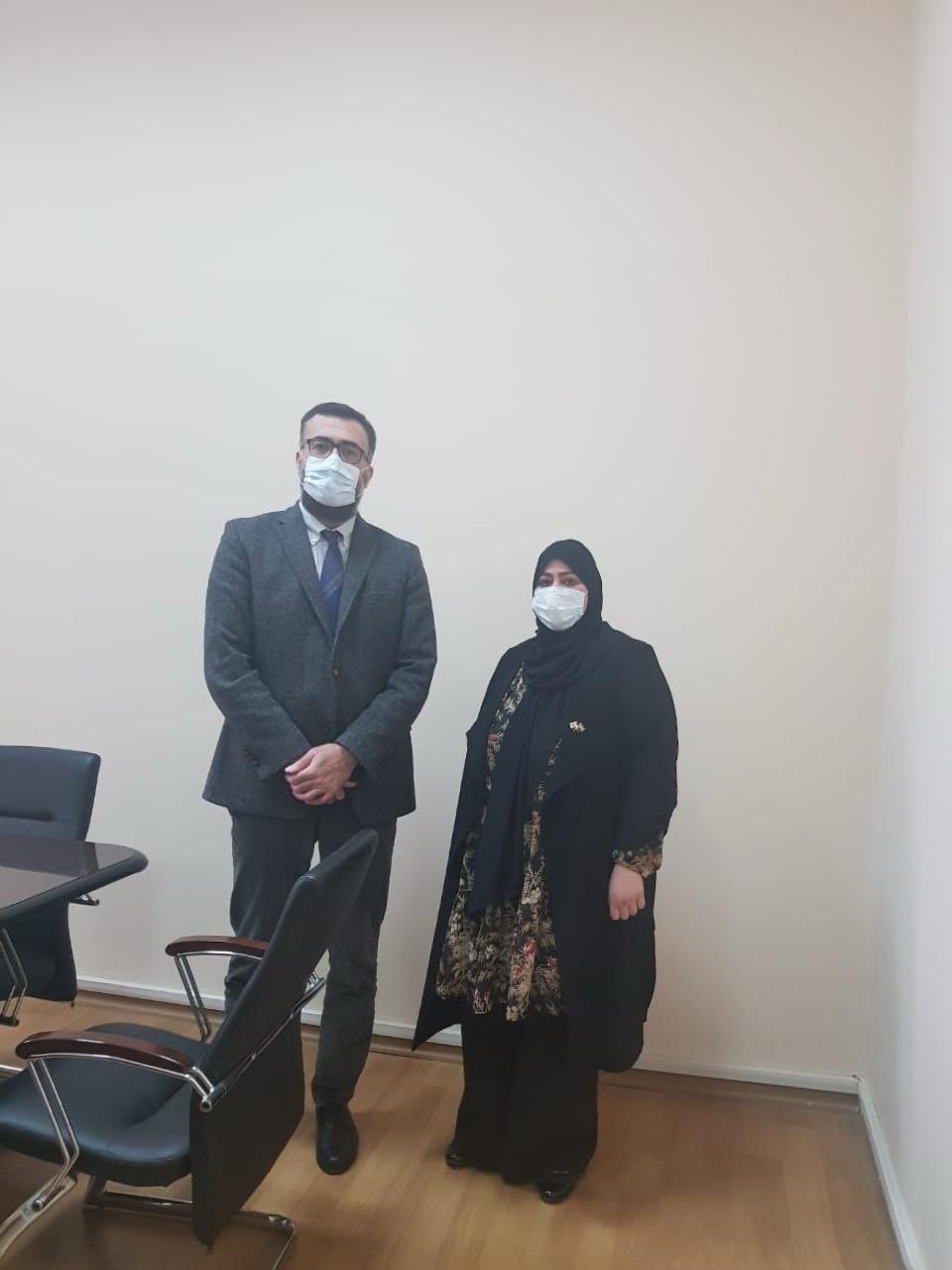 التقى القائم بأعمال سفارة دولة الإمارات في تبليسي السيدة/ منيرة المرزوقي مع سعادة الدكتور شالفا تسيسكاراشفيلي، مدير إدارة المنظمات الدولية بوزارة الخارجية في جورجيا