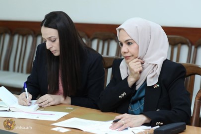 Ն.Գ. դեսպան դր. Նարիման Ալ-Մուլլան հանդիպել է ՀՀ աշխատանքի և սոցիալական հարցերի նախարար Ն.Գ. Նարեկ Մկրտչյանի հետ, որտեղ քննարկվել է աշխատանքի, սոցիալական համապարփակ զարգացման, ինչպես նաև կանանց, երիտասարդների և հաշմանդամների հզորացման բնագավառներում երկու երկրների միջև երկկողմ համագործակցությանն առնչվող հարցերի լայն շրջանակ։ Հատկանշական է, որ ԱՄԷ կառավարությունը փոխըմբռնման հուշագիր է ստորագրել ՀՀ կառավարության հետ՝ Էմիրություններում Հայաստանի քաղաքացիների աշխատանքը կարգավորելու վերաբերյալ։
