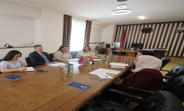 Հայ պաշտոնյաների հետ ճանաչողական հանդիպումների շրջանակում ՀՀ֊ում ԱՄԷ դեսպան Ն.Գ. դոկ. Նարիման ալ֊Մուլլան հանդիպել է ՀՀ տարածքային կառավարման և ենթակառուցվածքների նախարար Ն.Գ. Գնել Սանոսյանի հետ, որտեղ քննարկվել են էներգետիկայի և կառուցապատման ոլորտում համագործակցության հնարավորությունները։
