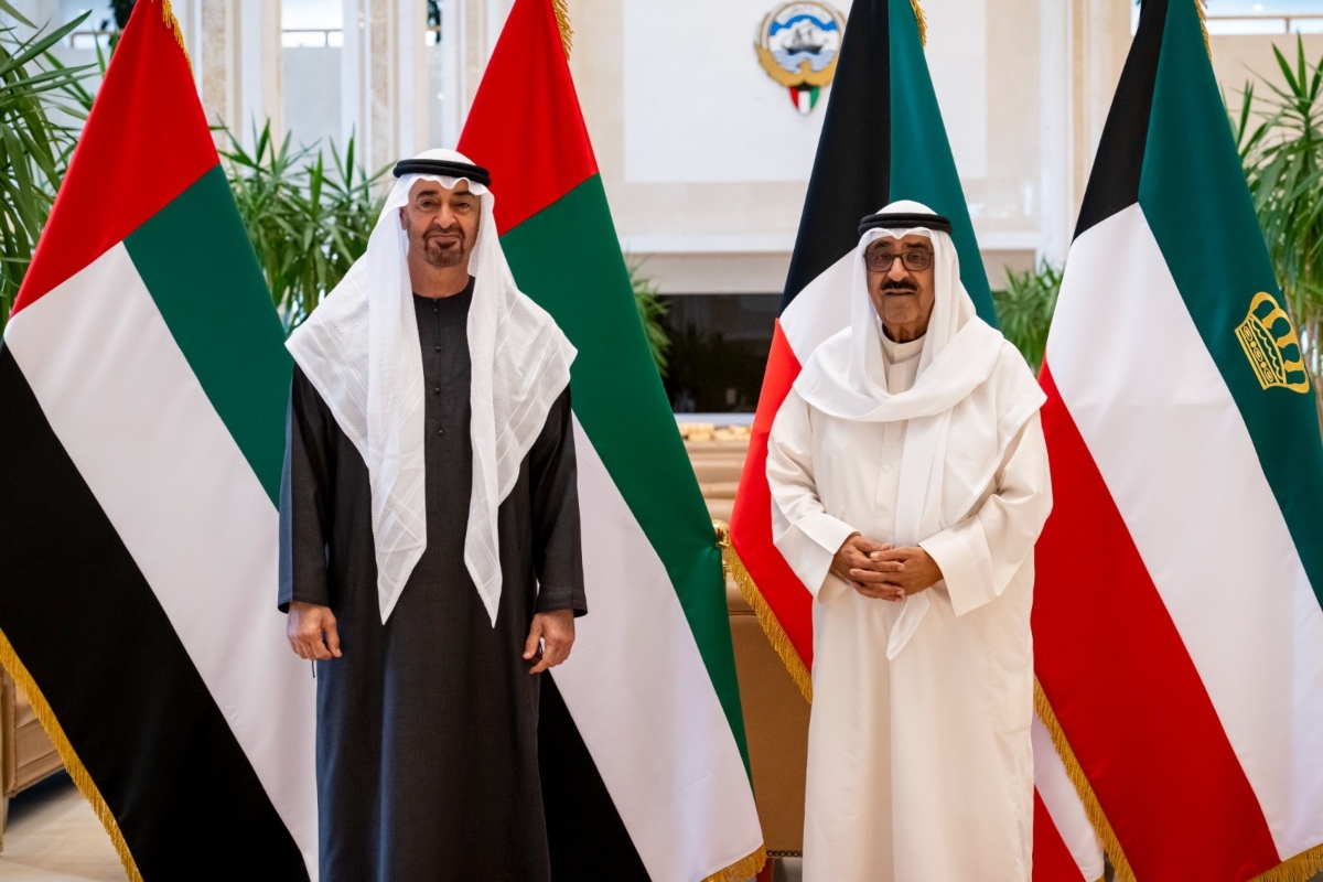  His Highness Sheikh Mohamed bin Zayed Al Nahyan, President of the United Arab Emirates, arrived in the State of Kuwait on a fraternal visit, where he was received by His Highness Sheikh Mishal Al-Ahmad Al-Jaber Al-Sabah, Amir of the State of Kuwait, along with a number of senior officials. 