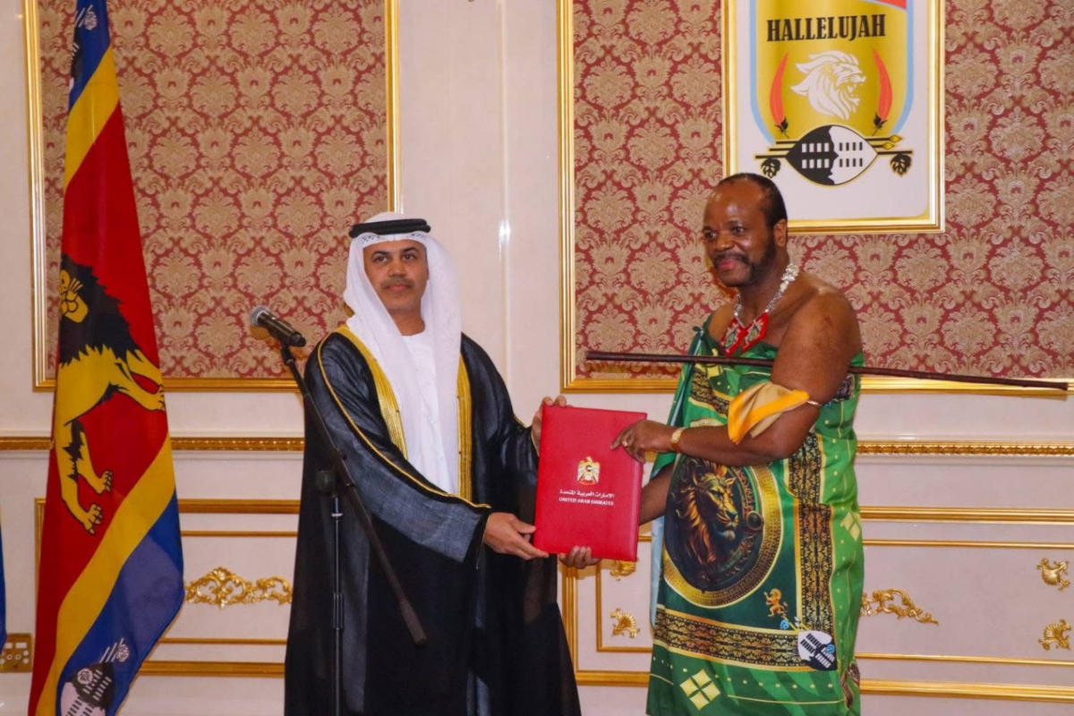 قدّم سعادة منصور محمد الجويعد، سفير دولة الإمارات العربية المتحدة لدى جمهورية موزمبيق، أوراق اعتماده سفيراً غير مقيم لدولة الإمارات العربية المتحدة لدى مملكة إي سواتيني، إلى جلالة الملك مسواتي الثالث، وذلك خلال مراسم الاستقبال التي جرت بالقصر الملكي في العاصمة إمبابان.
