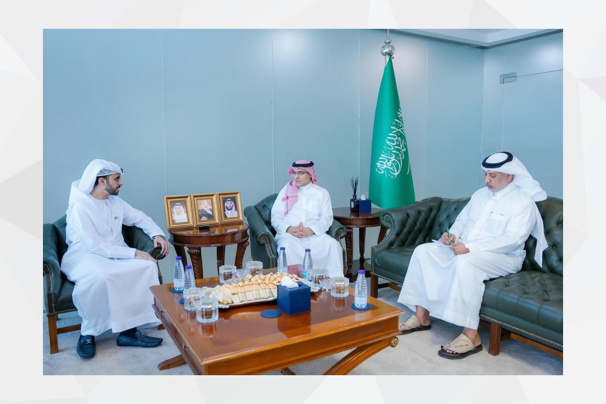 التقى السيد محمد القحطاني رئيس قسم الشؤون التجارية بسفارة دولة الإمارات في الرياض بسعادة وليد العرينان الأمين العام المكلف باتحاد الغرف التجارية السعودية، حيث جرى بحث فرص تعزيز التعاون الاقتصادي والتجاري بين البلدين الشقيقين.