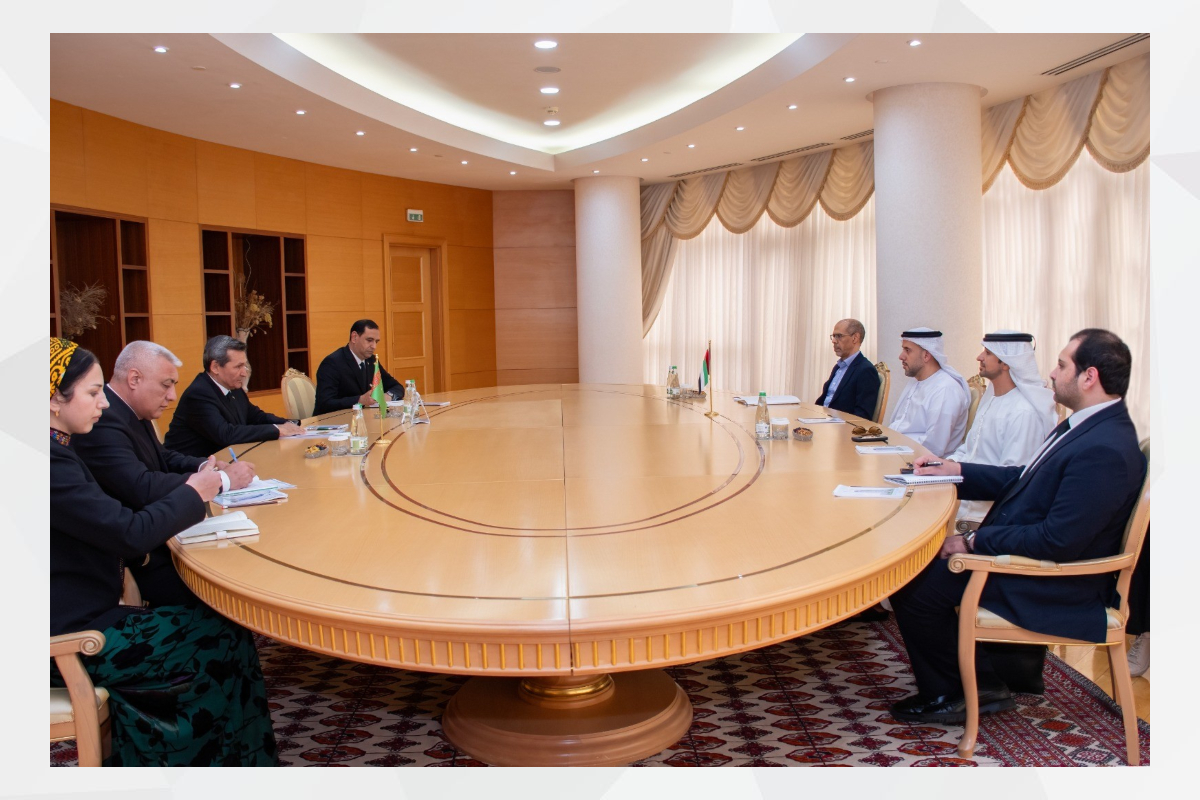 التقى سعادة احمد الهاملي سفير دولة الإمارات لدى تركمانستان ووفد شركة الاتحاد للقطارات الإماراتية مع معالي رشيد ميريدوف نائب رئيس مجلس الوزراء وزير الخارجية، وخلال اللقاء بحث الجانبان فرص التعاون بين البلدين في مختلف المجالات.
