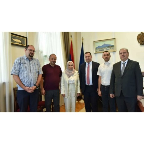 Ն․Գ․ դեսպան դոկտ. Նարիման Ալ-Մուլլան հանդիպել է Երևանի պետական համալսարանի ռեկտոր Ն․Գ․ պր․ Հովհաննես Հովհաննիսյանի հետ։ Հանդիպման ընթացքում քննարկվել են ԵՊՀ-ի և էմիրաթական բուհերի ու ուսումնական հաստատությունների միջև համագործակցության ամրապնդման և խորացման, ինչպես նաև կրթության և գիտության ոլորտում համատեղ ծրագրերի իրականացման հնարավորությունները։
