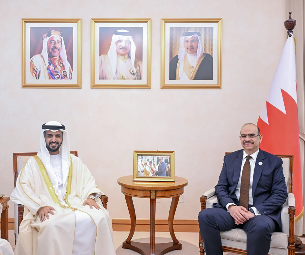 استعرض سعادة فهد محمد بن كردوس العامري سفير دولة الإمارات لدى مملكة البحرين، مع سعادة السيد يوسف بن عبدالحسين خلف وزير الشؤون القانونية البحريني، سبل تعزيز التعاون المشترك وتبادل الخبرات وبالأخص في المجالين التشريعي والقانوني.

