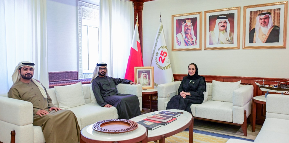 التقى سعادة فهد محمد بن كردوس العامري، سفير دولة الإمارات لدى مملكة البحرين الشقيقة، معالي آمنة بنت أحمد الرميحي، وزيرة الإسكان والتخطيط العمراني بالمملكة، حيث استعرض معها سبل تعزيز التعاون المشترك بين دولة الإمارات ومملكة البحرين الشقيقة، في إطار ما يجمعهما من شراكة استراتيجية وتعاون وثيق في المجالات كافة.

