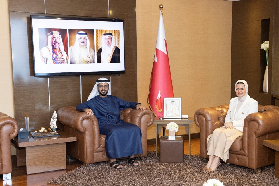التقى سعادة فهد محمد بن كردوس العامري، سفير دولة الإمارات لدى مملكة البحرين الشقيقة، سعادة روان بنت نجيب توفيقي، وزيرة شؤون الشباب البحرينية في مكتبها بالعاصمة المنامة.

