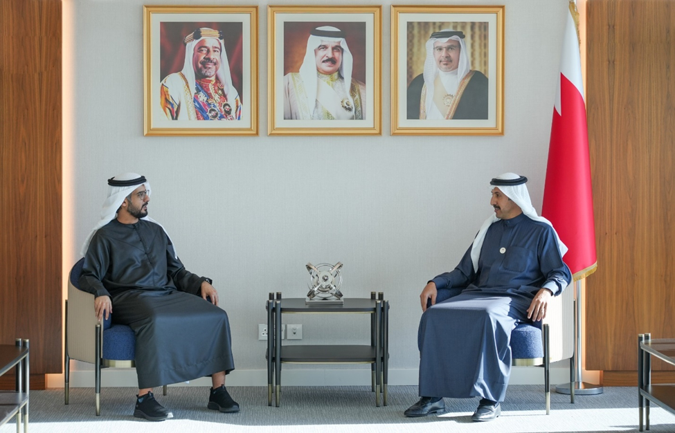 التقى سعادة فهد محمد بن كردوس العامري سفير دولة الإمارات لدى مملكة البحرين الشقيقة، معالي الدكتور الشيخ عبدالله بن أحمد آل خليفة وزير المواصلات والاتصالات بمملكة البحرين، وجرى خلال اللقاء استعراض علاقات التعاون والشراكة القائمة وسبل تعزيزها بما يحقق مصالح البلدين الشقيقين.

