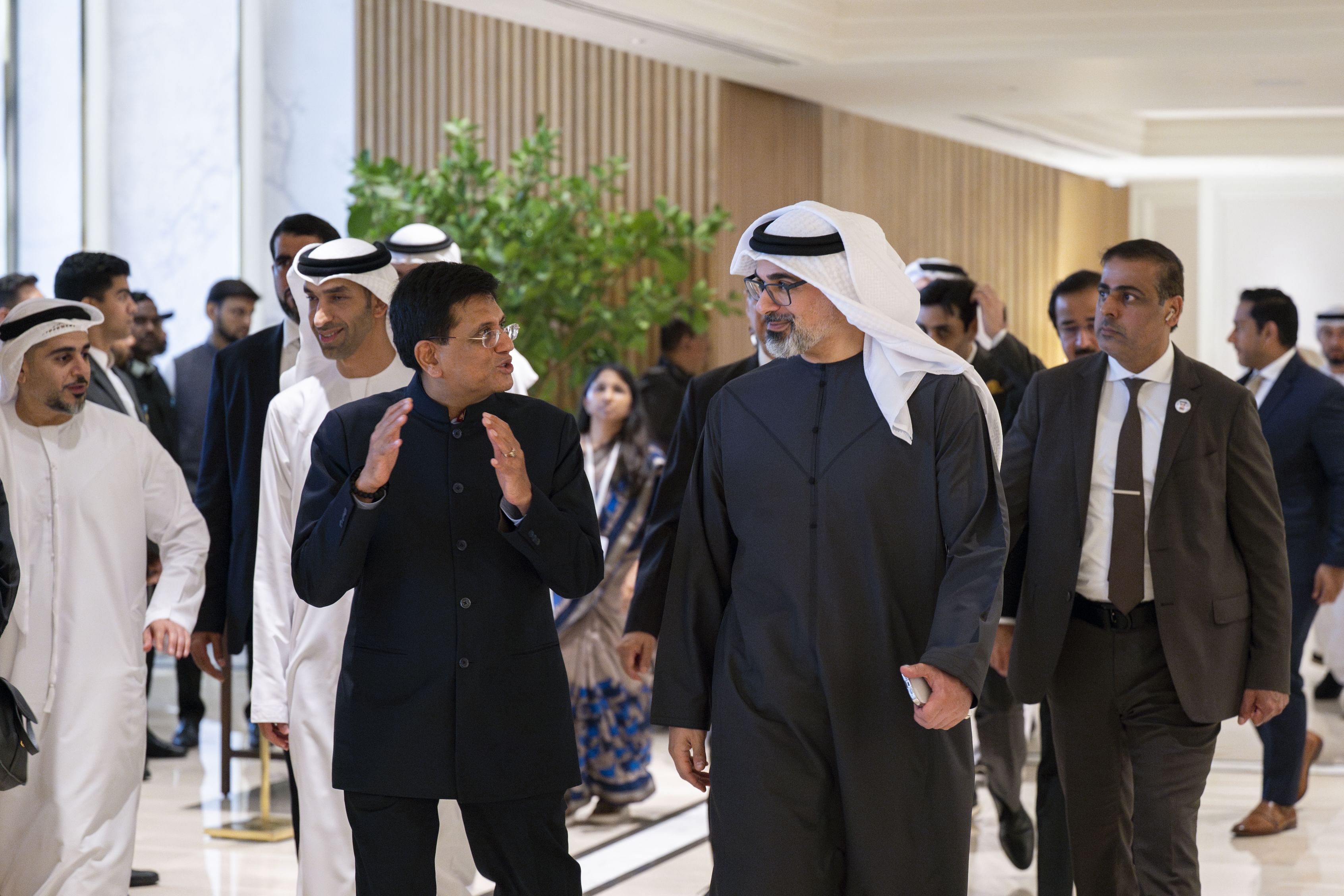 حضر سموّ الشيخ خالد بن محمد بن زايد آل نهيان، ولي عهد أبوظبي، جانباً من فعاليات ملتقى الأعمال الإماراتي الهندي، الذي أقيم في مومباي، بتنظيم من وزارة الاقتصاد الإماراتية وسفارة الدولة في نيودلهي، بالتّعاون مع وزارة التجارة والصناعة في الهند، وذلك في إطار زيارة سموه الرسمية لجمهورية الهند الصديقة.
