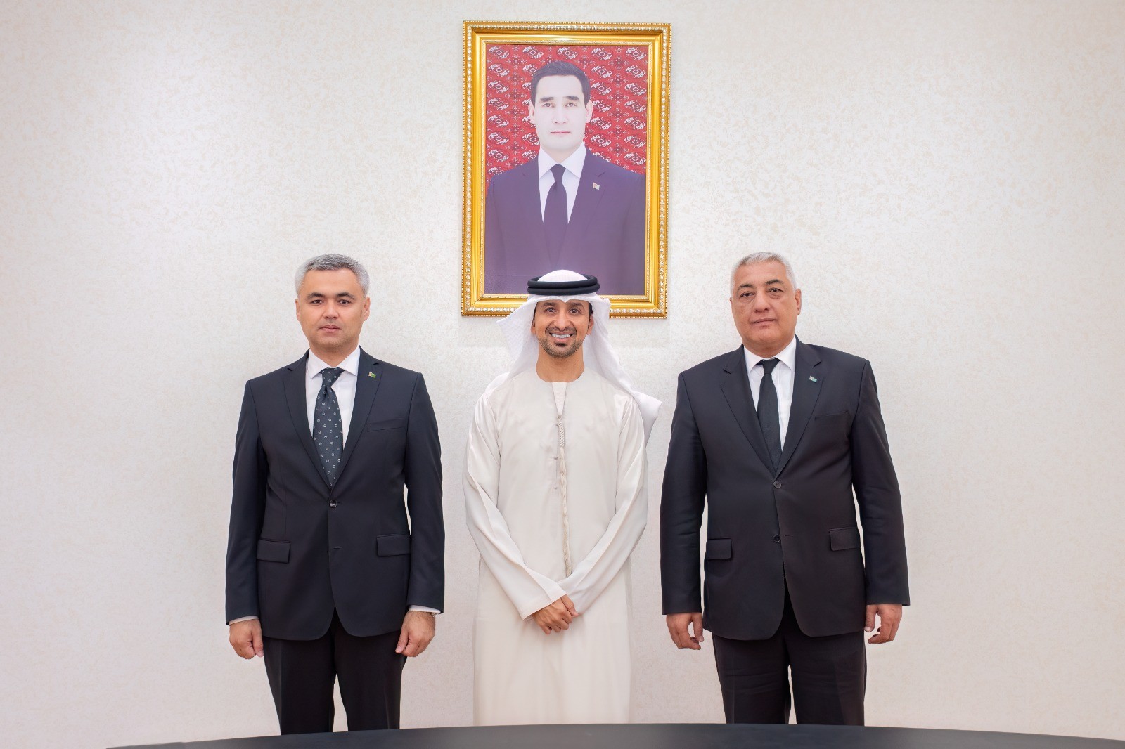 التقى سعادة أحمد الهاملي سفير دولة الإمارات لدى تركمانستان مع سعادة يازجولي ماميدوف مدير إدارة الشرق الأوسط بوزارة خارجية تركمانستان، وسعادة بيرم بيراموف السفير التركماني المعين حديثًا لدى دولة الإمارات، وخلال اللقاء قدم سعادة أحمد الهاملي التهنئة إلى سعادة بيرم بيراموف على توليه منصبه الجديد، كما بحث الجانبان سبل تطوير التعاون بين البلدين في مختلف المجالات.
