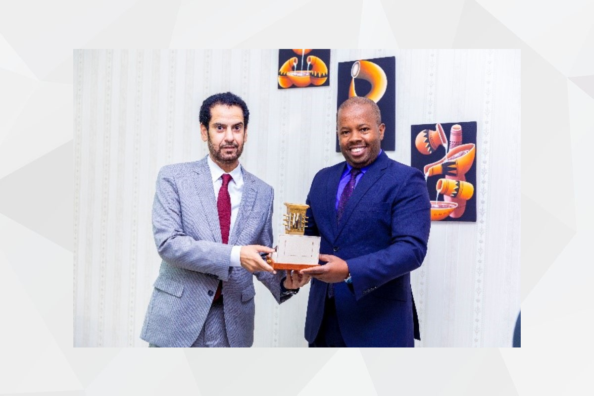 استقبل السيد سامويل دوسينجيومفا، عمدة مدينة كيغالي سعادة هزاع القحطاني سفير دولة الإمارات العربية المتحدة لدى رواندا، حيث ناقشا تعزيز التعاون بين السفارة ومجلس مدينة كيغالي.