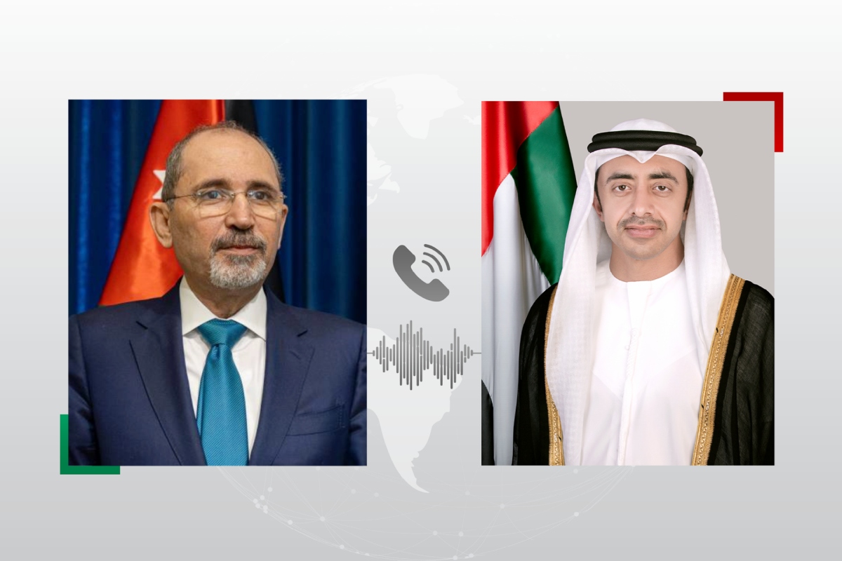 بحث سمو الشيخ عبدالله بن زايد آل نهيان نائب رئيس مجلس الوزراء وزير الخارجية، خلال اتصال هاتفي مع معالي أيمن الصفدي نائب رئيس الوزراء ووزير الخارجية وشؤون المغتربين في المملكة الأردنية الهاشمية، العلاقات الأخوية بين البلدين الشقيقين وسبل تعزيز أوجه التعاون المشترك في مختلف المجالات.
