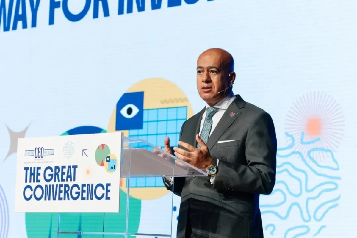 شارك سعادة د. علي عبيد الظاهري، سفير دولة الإمارات لدى الجمهورية اليونانية، في فعالية Fortune Greece CEO Initiative 2025، وقد أكّد في كلمته على أن القوة الحقيقية للاقتصادات تكمن في التركيز على الإنسان وتعزيز ثقافة الإبداع والتعاون. كما استعرض استراتيجية دولة الإمارات في مجالات الذكاء الاصطناعي، التكنولوجيا المتقدمة والتحول الرقمي.