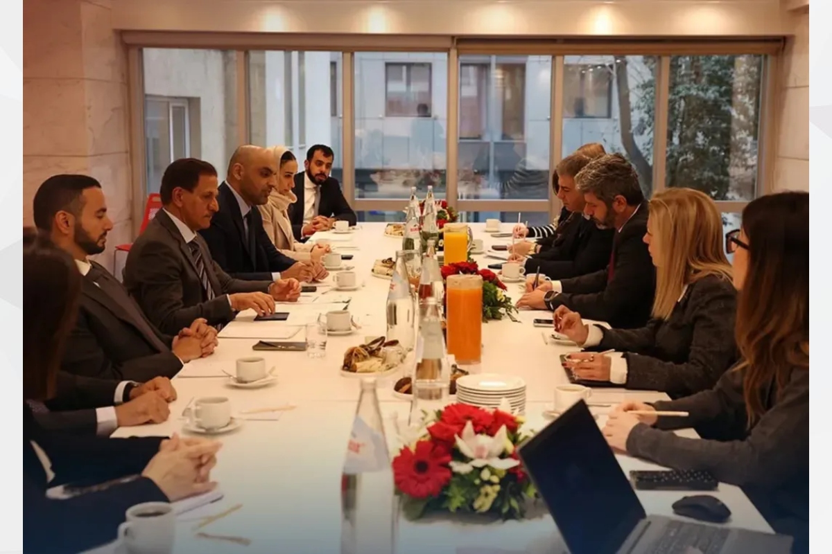 بحثت غرف دبي آفاق الفرص التجارية والاستثمارية المشتركة مع ممثلي القطاعين العام والخاص في الجمهورية اليونانية، وذلك بهدف تعزيز الشراكات الاقتصادية وفتح آفاق جديدة للتعاون في القطاعات الاستراتيجية ذات الاهتمام المشترك.
