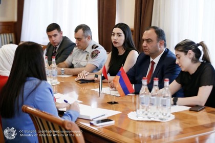 ՀՀ ներքին գործերի նախարար Ն․ Գ․ Վահե Ղազարյանն այսօր առավոտյան ընդունել է Ն.Գ. դեսպան դր. Նարիման Ալ-Մուլլային։ Նախարարությունում իրականացվող բարեփոխումների ընթացքը ներկայացնելուց հետո Ն.Գ. Նախարարը վստահություն է հայտնել, որ ՀՀ-ի և ԱՄԷ-ի միջև երկկողմ համագործակցությունն ականատես կլինի նոր փուլի, հատկապես, որ Հայաստանը լուրջ է տրամադրված անվտանգության և ոստիկանության ոլորտներում էմիրաթական գիտելիքը կիրառելու և երկկողմ
համագործակցությունն ամրապնդելու հարցում։
