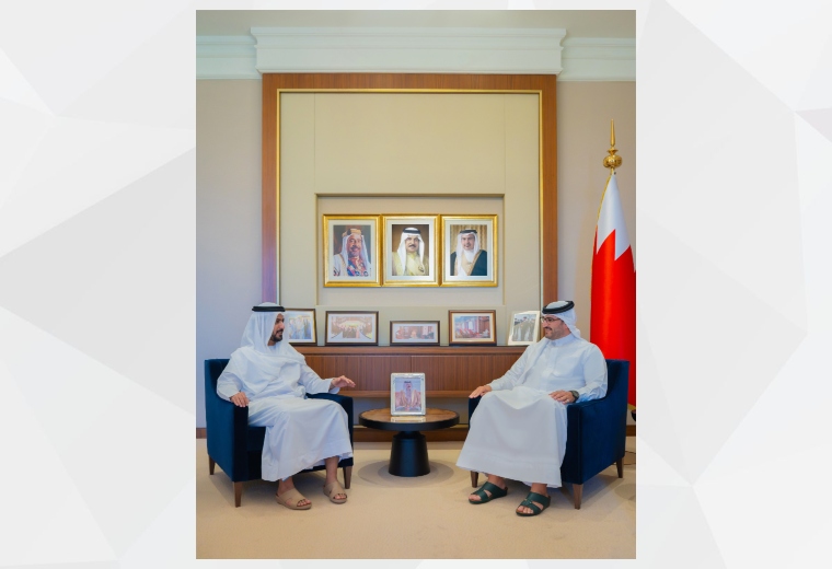 اجتمع سعادة فهد محمد بن كردوس العامري، سفير دولة الإمارات العربية المتحدة لدى مملكة البحرين، مع سمو الشيخ عيسى بن سلمان بن حمد آل خليفة وزير ديوان رئيس مجلس الوزراء بمملكة البحرين الشقيقة في قصر القضيبية بالعاصمة المنامة، وذلك يوم الثلاثاء الموافق 16 سبتمبر 2025.
