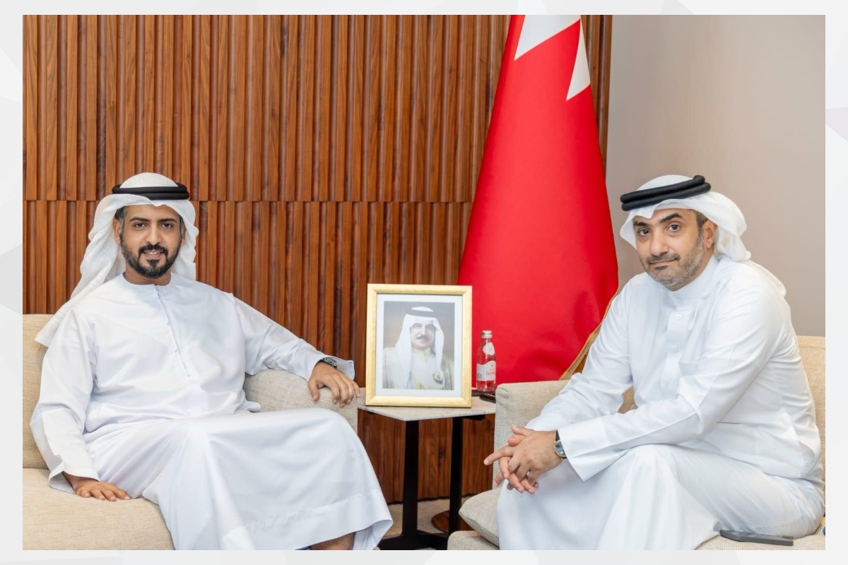 اجتمع سعادة فهد محمد بن كردوس العامري، سفير دولة الإمارات لدى مملكة البحرين الشقيقة، مع سعادة الشيخ عبدالله بن خليفة آل خليفة الرئيس التنفيذي لشركة ممتلكات البحرين القابضة (ممتلكات).

وجرى استعراض أوجه التعاون المشترك، وفُرص تعزيز التعاون الاقتصادي والاستثماري، لتوثيق أطر الشراكة الاستراتيجية بين دولة الإمارات ومملكة البحرين الشقيقة.

وأشاد السفير العامري بما يشهد التعاون الاقتصادي والاستثماري بين البلدين الشقيقين من نموٍ مستمر، مؤكداً على أهمية تعزيز الشراكات بين البلدين في القطاعات الحيوية، بما يعود بمزيد من المنافع المتبادلة لاقتصاد البلدين.