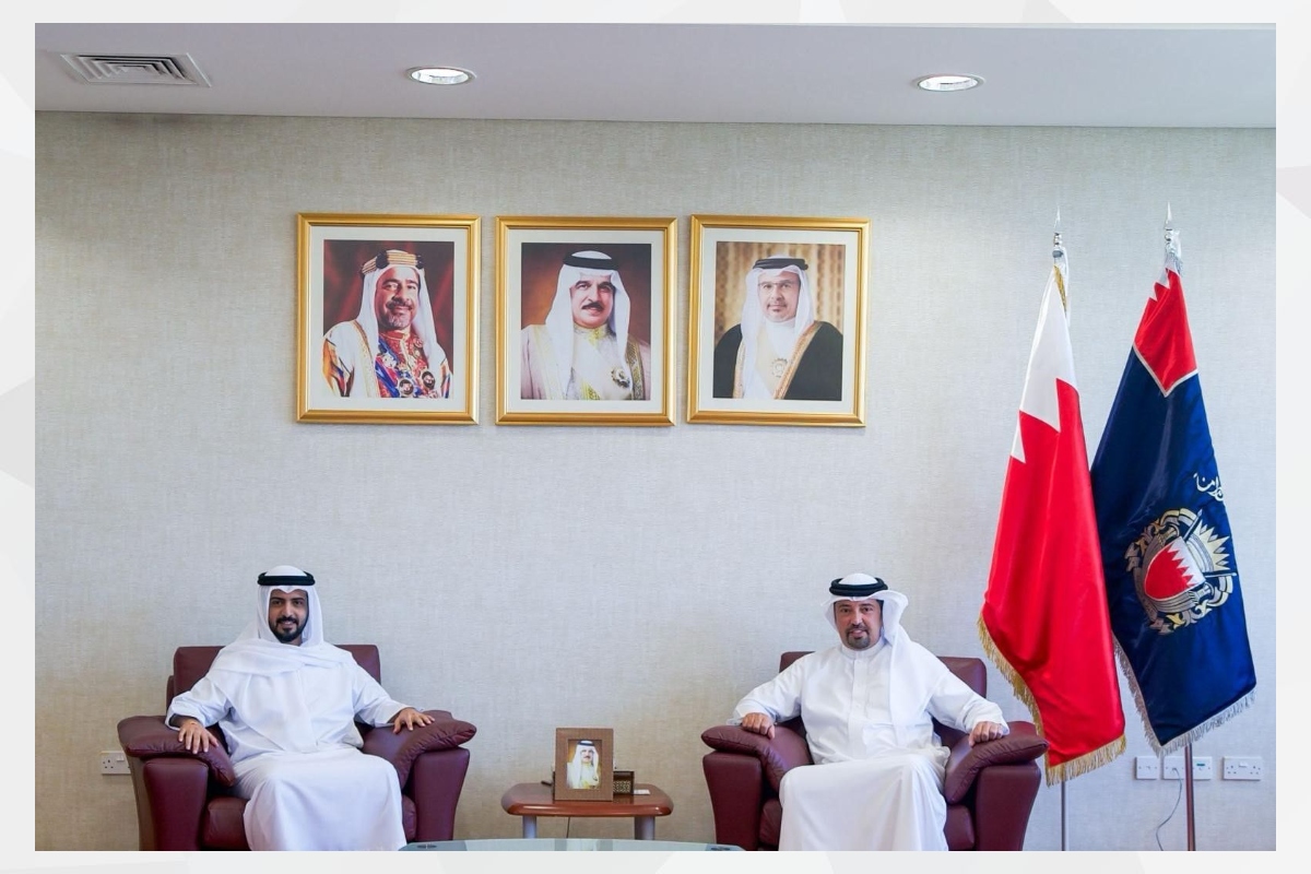 اجتمع سعادة فهد محمد بن كردوس العامري، سفير دولة الإمارات لدى مملكة البحرين الشقيقة، يوم الأحد الموافق 11 مايو 2025، مع معالي الشيخ أحمد بن حمد آل خليفة رئيس الجمارك البحرينية في مكتب معاليه بالعاصمة المنامة.

وتم خلال اللقاء، بحث عدد من الموضوعات ذات الاهتمام المشترك في المجال الجمركي، وسبل تعزيز التنسيق المستمر بما يخدم المصالح المشتركة للبلدين الشقيقين.

وأكد الجانبان أهمية استمرار تعزيز كافّة أوجه التعاون بين البلدين الشقيقين، والحرص المتبادل على تطوير آفاق التعاون وتبادل الخبرات المشتركة في المجال الجمركي.
