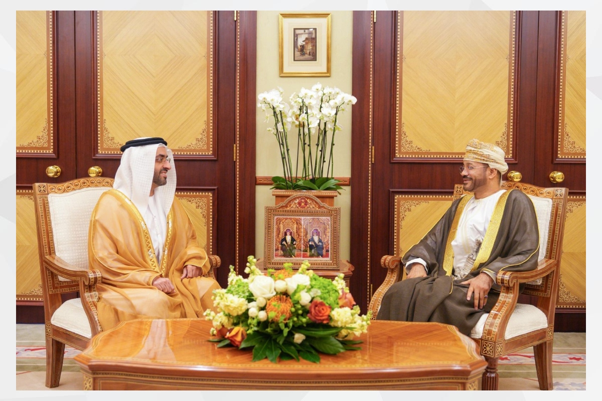 سلّم سعادة الشيخ محمد بن مكتوم آل مكتوم، نسخة من أوراق اعتماده إلى معالي السيد بدر بن حمد البوسعيدي وزير الخارجية في سلطنة عُمان الشقيقة، سفيراً لدولة الإمارات لدى سلطنة عُمان.