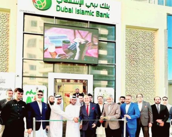 شارك سعادة بخيت عتيق الرميثي القنصل العام للدولة لدى كراتشي، مع السيد جنيد أحمد، الرئيس التنفيذي لبنك دبي الإسلامي باكستان في إفتتاح الفرع الجديد للبنك في مجمع إعمار السكني في كراتشي، واشار سعادته إلى مساهمة هذه الخطوة في فتح آفاق جديدة لمزيد من ‏التعاون وجذب المزيد من الاستثمارات الإماراتية، ‏وتقديم كافة أوجه الدعم وتوفير التسهيلات اللازمة والتي تاتي في إطار تعزيز العلاقات الثنائية التجارية والاقتصادية المشتركة ودعم وتشجيع الاستثمار المباشر بين البلدين. 