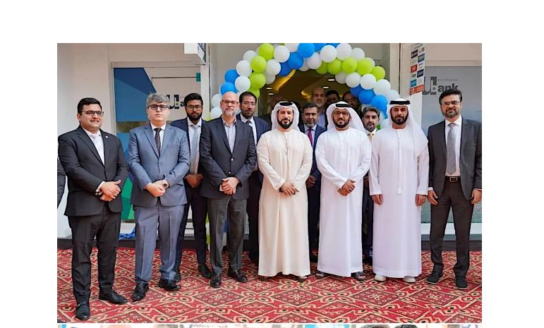 شارك سعادة د. بخيت عتيق الرميثي القنصل العام للدولة لدى كراتشي، مع السيد محمد عيسى الطاهري الرئيس والمدير التنفيذي لبنك يو للتمويل، في إفتتاح الفرع الجديد للبنك في كراتشي، واشار سعادته إلى مساهمة هذه الخطوة في فتح آفاق جديدة لمزيد من ‏التعاون وتشجيع الإستثمارات المتبادلة، ‏وتقديم كافة أوجه الدعم وتوفير التسهيلات اللازمة لعمل الشركات والبنوك الإماراتية العاملة في باكستان، والتي تاتي في إطار تعزيز العلاقات الثنائية التجارية والاقتصادية المشتركة ودعم وتشجيع الاستثمار المباشر بين البلدين