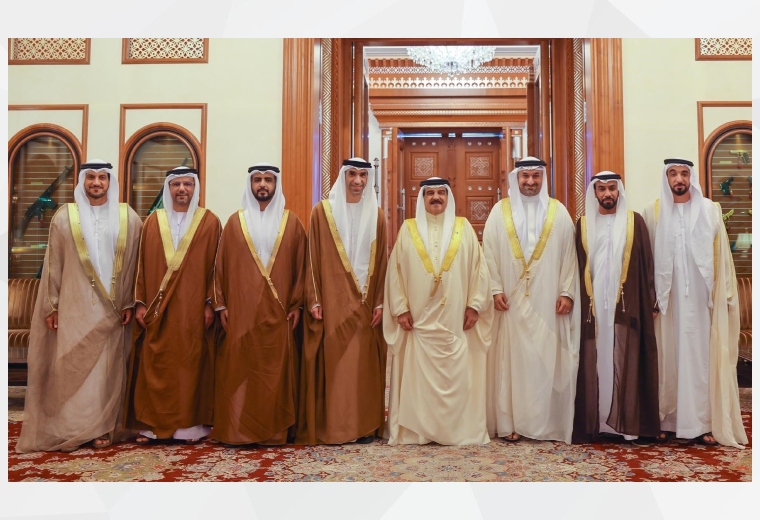 استقبل جلالة الملك حمد بن عيسى آل خليفة عاهل مملكة البحرين الشقيقة في قصر الصافرية معالي الدكتور ثاني بن أحمد الزيودي وزير دولة للتجارة الخارجية، وذلك خلال زيارته الرسمية للعاصمة البحرينية المنامة على رأس وفد من الدولة يضم عدداً من كبار المسؤولين وقادة الأعمال وممثلي مجموعة من كبريات الشركات الإماراتية.

