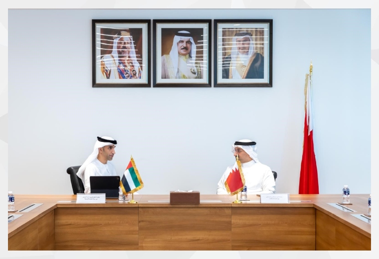 عقد معالي الدكتور ثاني بن أحمد الزيودي وزير دولة للتجارة الخارجية، اجتماعين مع كل من معالي الشيخ سلمان بن خليفة آل خليفة وزير المالية والاقتصاد الوطني، وسعادة عبدالله بن عادل فخرو وزير الصناعة والتجارة في مملكة البحرين، لبحث سبل تعزيز مسارات التعاون بين البلدين الشقيقين، بالتزامن مع دخول اتفاقية حماية وتشجيع الاستثمار حيز التنفيذ في الثامن من شهر مايو الماضي.

