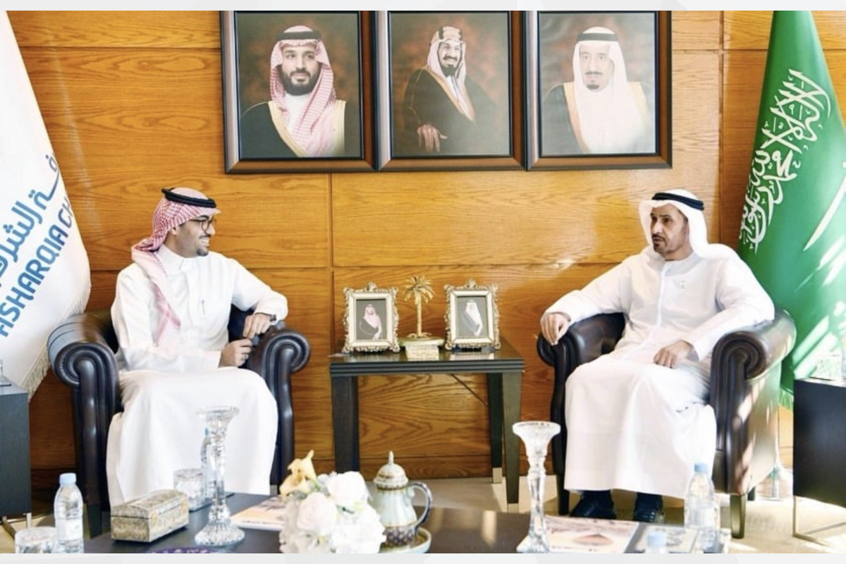 التقى سعادة مطر سالم علي مران الظاهري، سفير الدولة لدى المملكة العربية السعودية الشقيقة بسعادة بدر بن سليمان الرزيزاء، رئيس غرفة الشرقية، وعدد من أعضاء مجلس الإدارة، وجرى خلال اللقاء بحث سُبل تعزيز التعاون الاقتصادي والتجاري بين البلدين الشقيقين والاطلاع على أبرز الفرص الاستثمارية بالمنطقة الشرقية.

