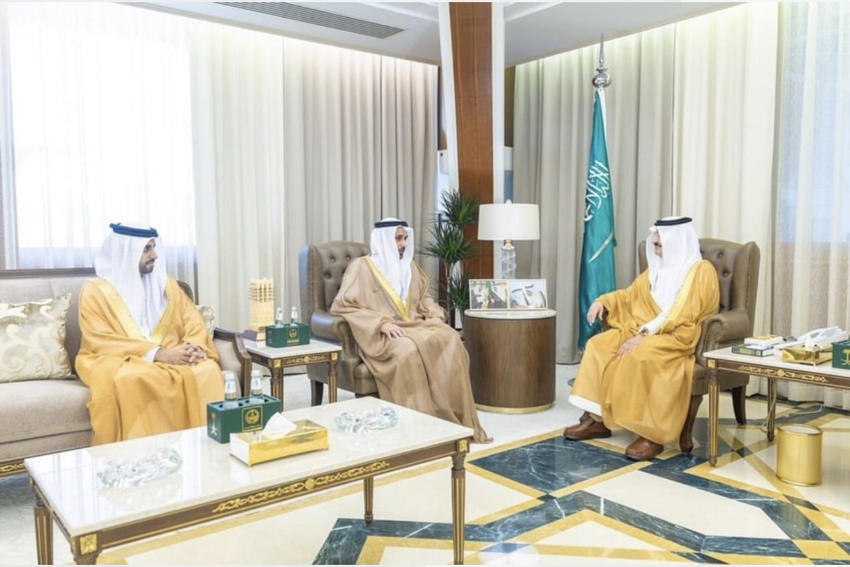 التقى سعادة مطر سالم علي مران الظاهري، سفير الدولة لدى المملكة العربية السعودية الشقيقة بصاحب السمو الملكي الأمير سعود بن نايف بن عبدالعزيز آل سعود، أمير المنطقة الشرقية، حيث جرى خلال اللقاء نبادل الأحاديث الودية ومناقشة المواضيع ذات الاهتمام المشترك.