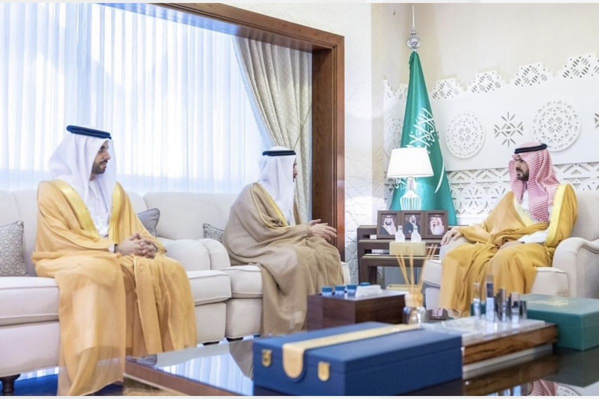 التقى سعادة مطر سالم علي مران الظاهري، سفير الدولة لدى المملكة العربية السعودية الشقيقة، بصاحب السمو الملكي الأمير سعود بن بندر بن عبدالعزيز آل سعود، نائب أمير المنطقة الشرقية، حيث جرى خلال اللقاء تبادل الأحاديث الودية ومناقشة المواضيع ذات الاهتمام المشترك.