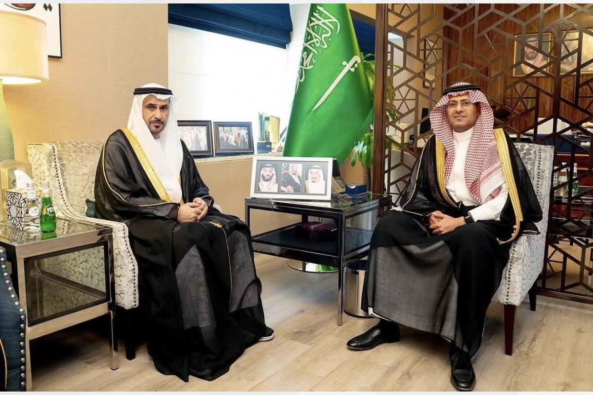  التقى سعادة مطر سالم علي مران الظاهري سفير دولة الإمارات العربية المتحدة لدى المملكة العربية السعودية الشقيقة معالي عبدالهادي بن أحمد المنصوري مساعد وزير الخارجية للشؤون التنفيذية في لقاء ودي تناول عدداً من الموضوعات ذات الاهتمام المشترك.